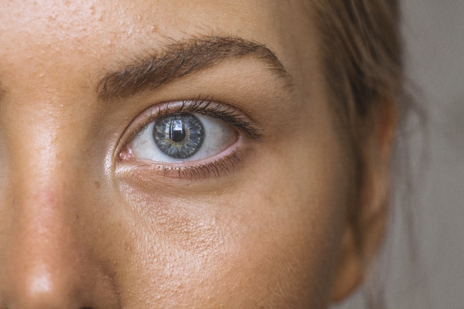 Gros plan sur l'œil et la zone de la paupière d'une femme, la cible de la blépharoplastie