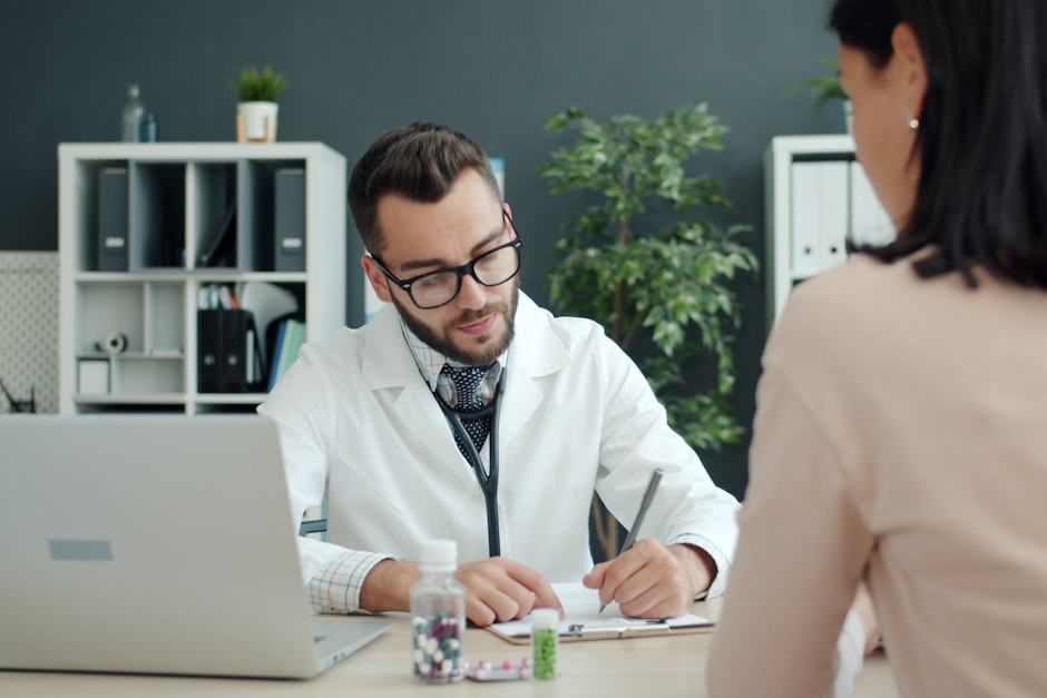 Un médico hablando con una paciente sobre un procedimiento no quirúrgico para perder peso