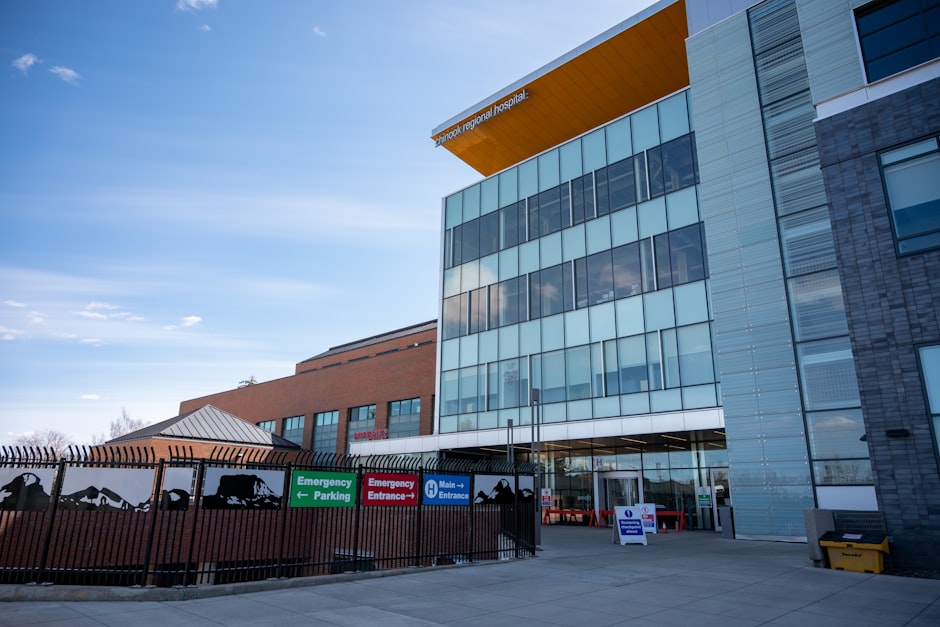 L'extérieur d'un hôpital moderne accrédité du type vers lequel voyagent les patients internationaux